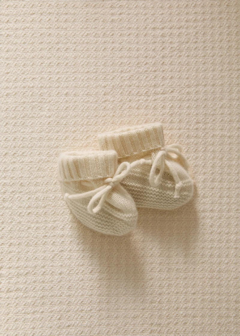 Knitted booties with bow