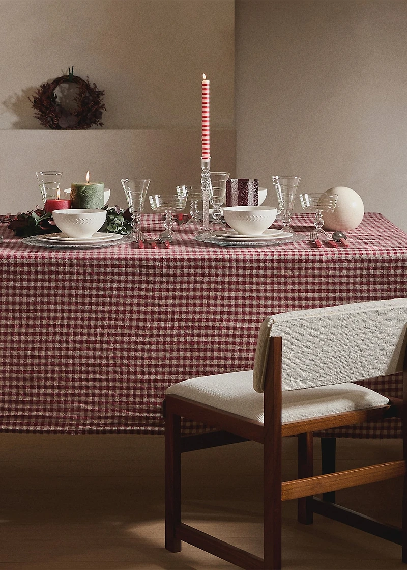 Gingham checked linen tablecloth for 2 to 4 diners