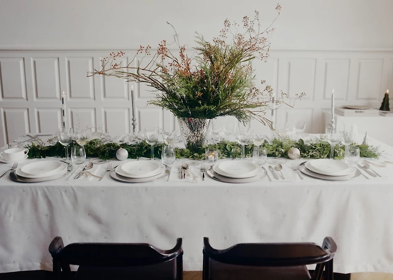100% cotton tablecloth with embroidered star details for 6 to 8 diners