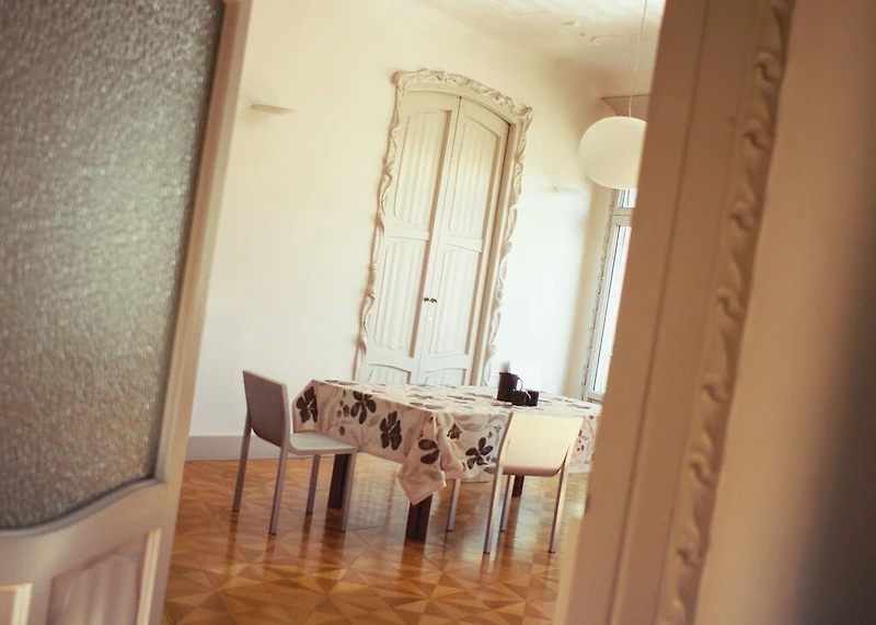 Linen floral-print tablecloth for 8 to 10 diners