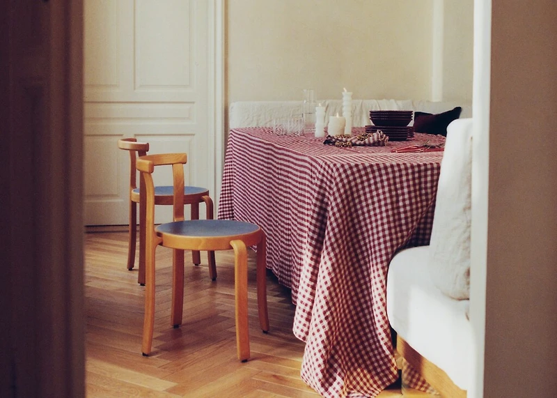 Gingham checked linen tablecloth for 6 to 8 diners