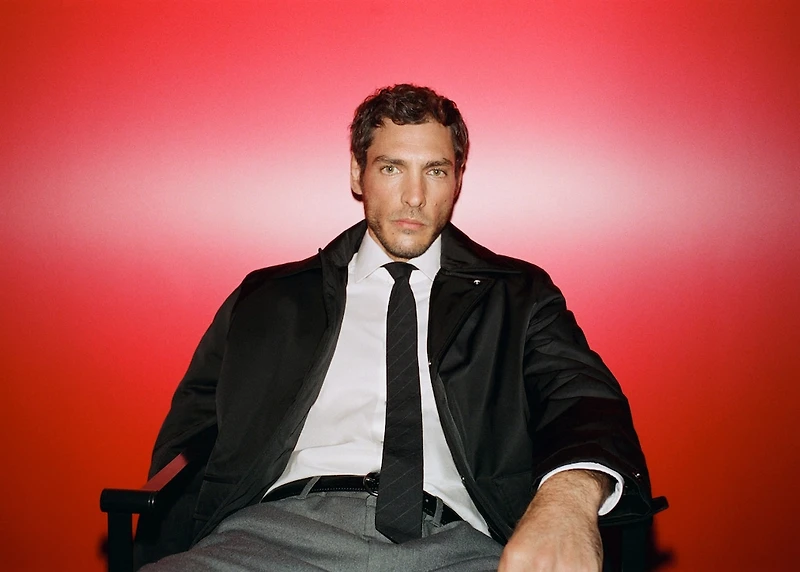 Water-repellent jacket with pockets