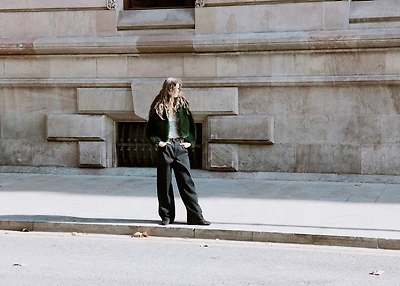 Low-rise barrel jeans