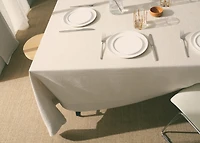 Linen tablecloth for 6 to 8 diners