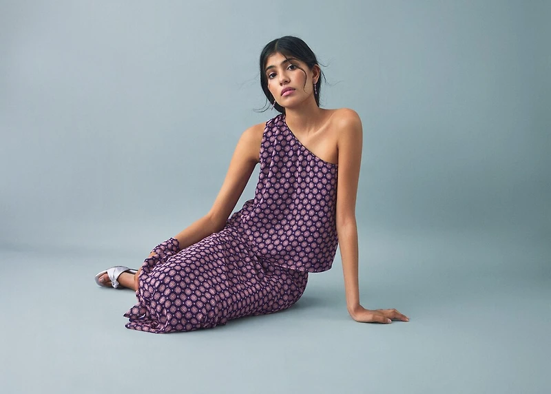 Asymmetrical blouse with bow at the neck