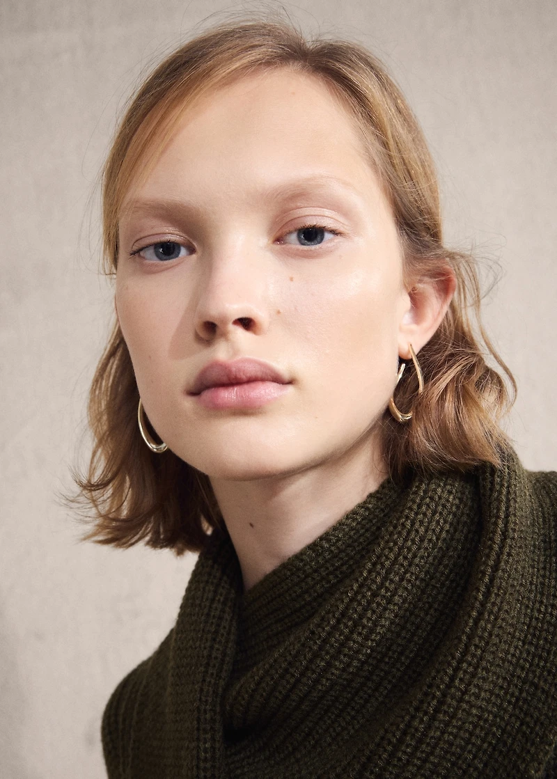 Knitted sweater with scarf