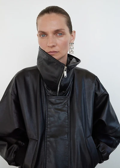 100% leather jacket with notched lapel collar