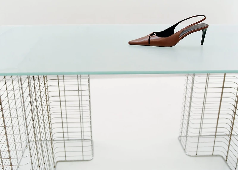 Leather heeled shoes with ring