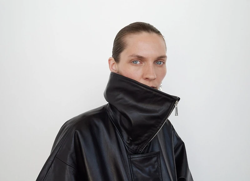 100% leather jacket with notched lapel collar