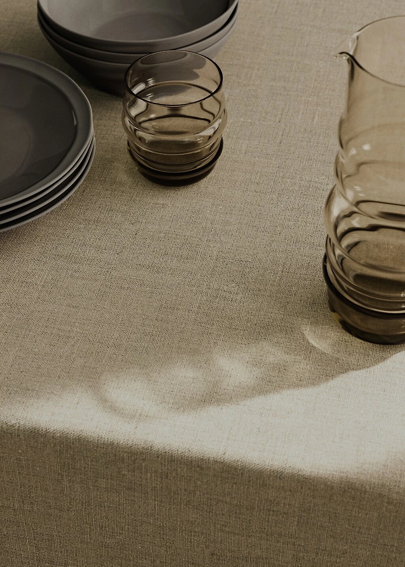 100% resin-coated linen tablecloth with contrasting overlock for 6 to 8 diners