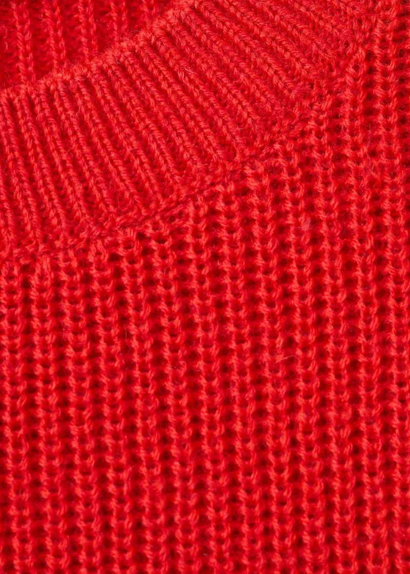 Three-quarter sleeve knitted sweater