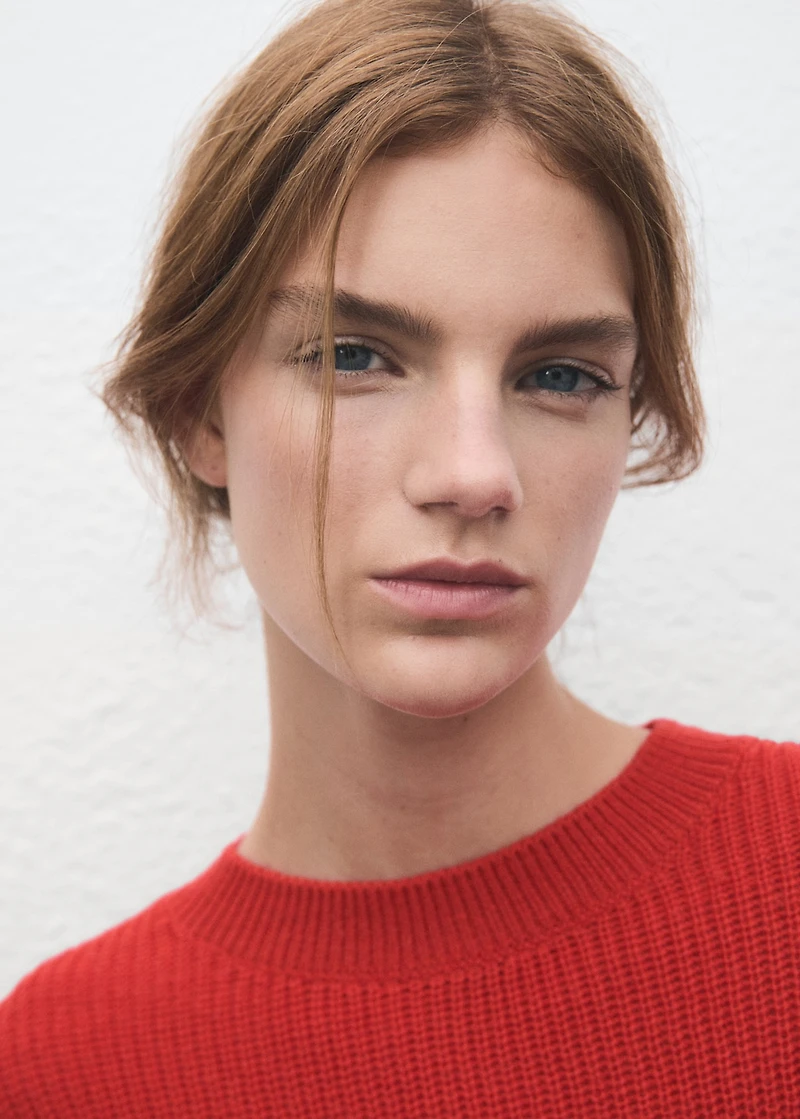 Three-quarter sleeve knitted sweater