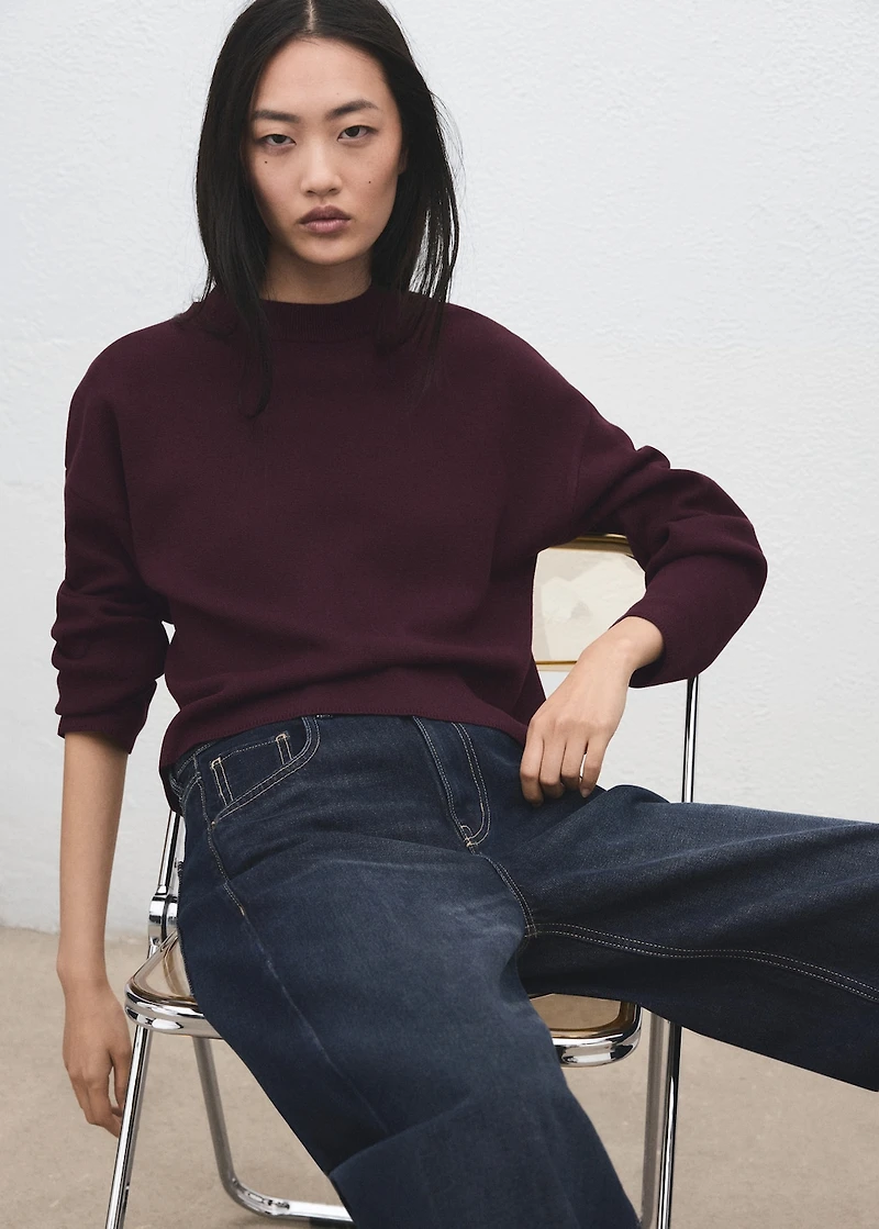 Round-neck knitted sweater