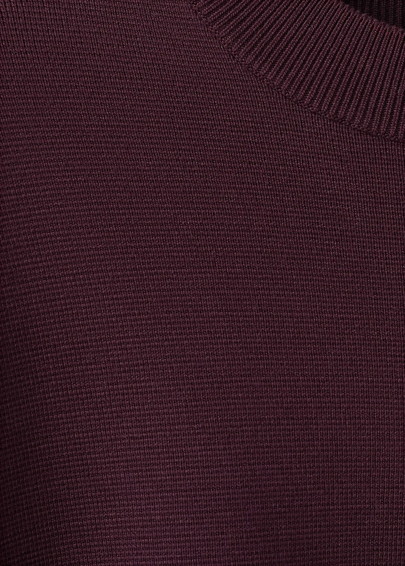 Round-neck knitted sweater