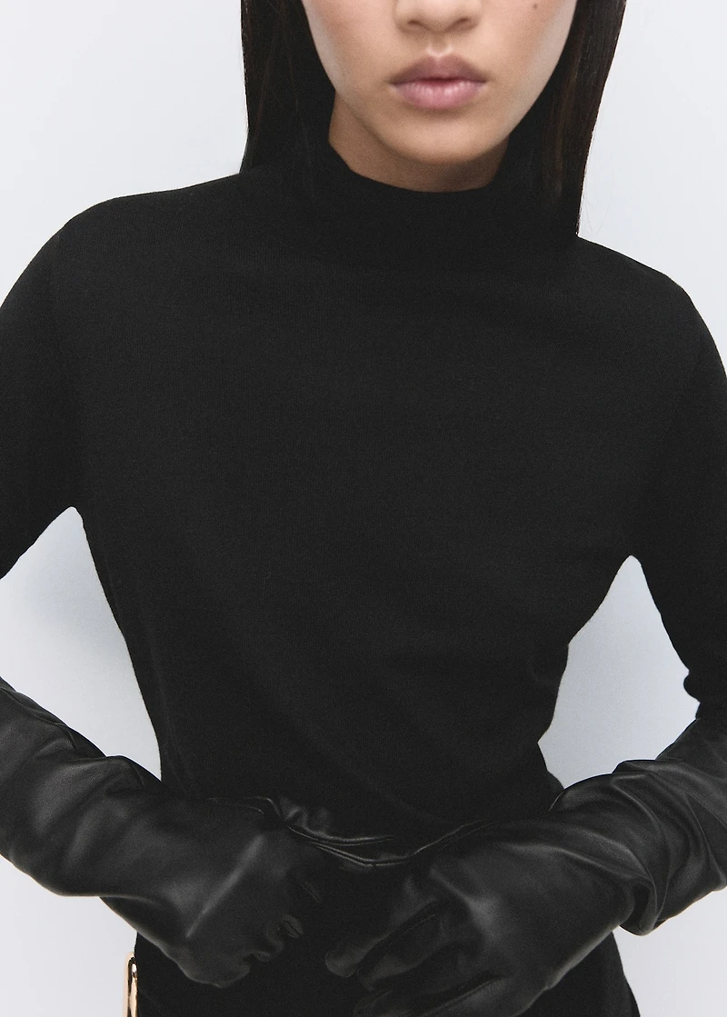 Turtleneck sweater with brooch