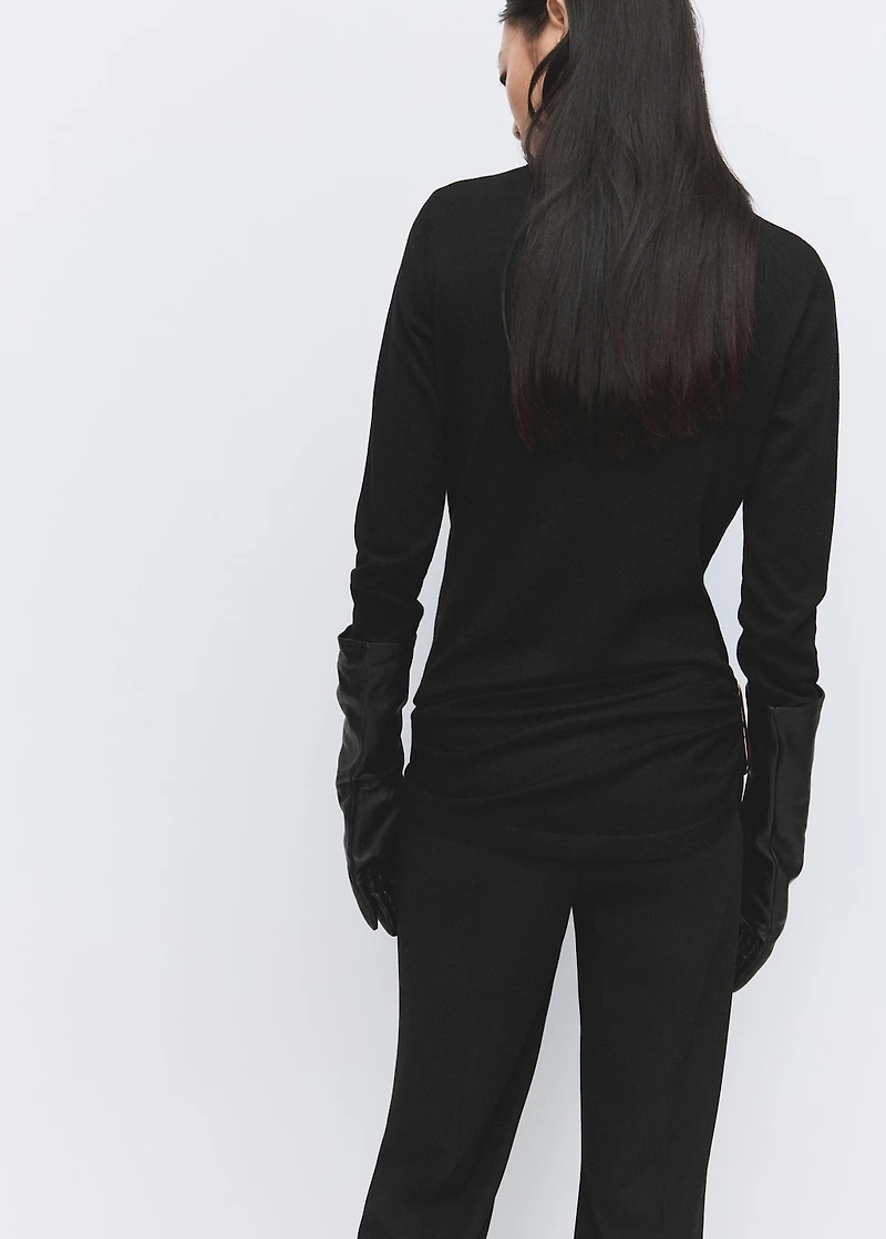 Turtleneck sweater with brooch
