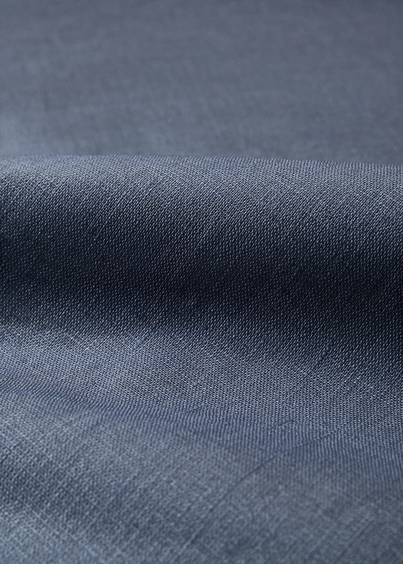 Resin-coated 100% linen tablecloth with contrasting overlock for 8 to 10 diners