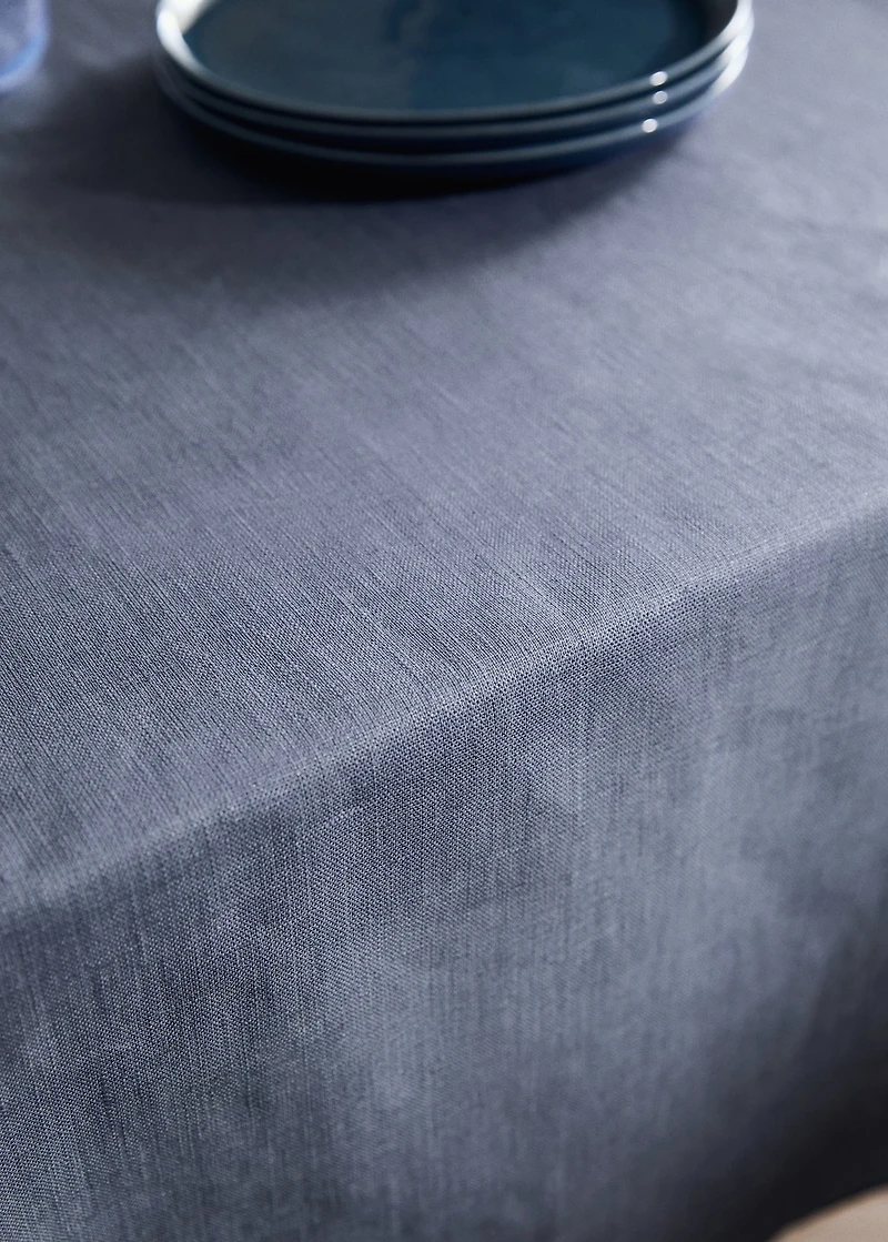 Resin-coated 100% linen tablecloth with contrasting overlock for 8 to 10 diners