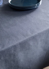 Resin-coated 100% linen tablecloth with contrasting overlock for 8 to 10 diners