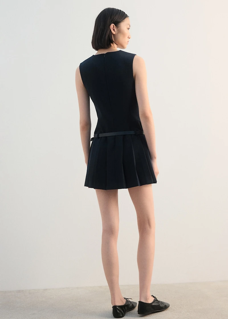 Pleated dress with belt