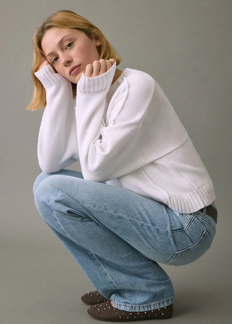 Knitted sweater with seams