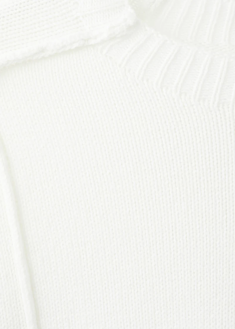 Knitted sweater with seams