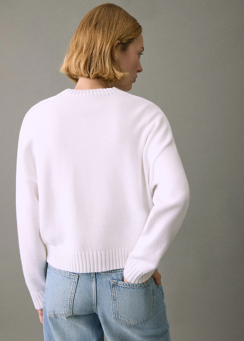 Knitted sweater with seams