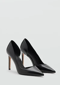 Asymmetrical heeled shoes