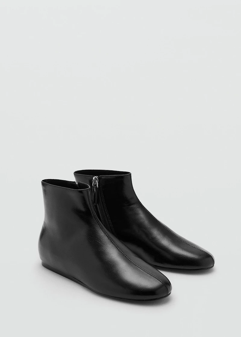 Flat ankle boots with zip