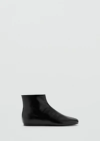 Flat ankle boots with zip