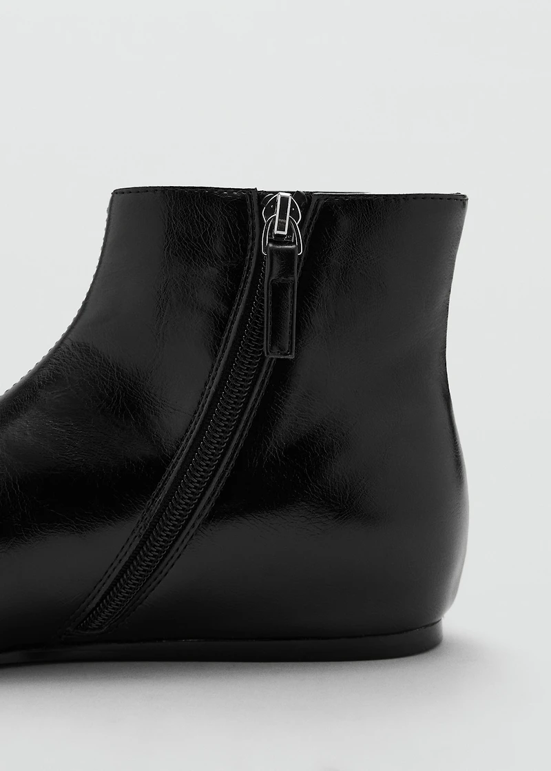Flat ankle boots with zip
