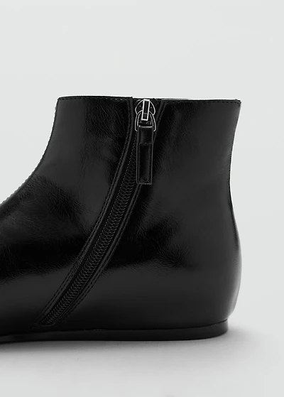 Flat ankle boots with zip