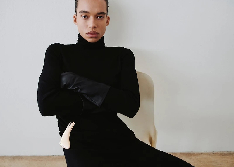 Turtleneck dress with brooch
