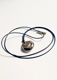 Metal pendant necklace