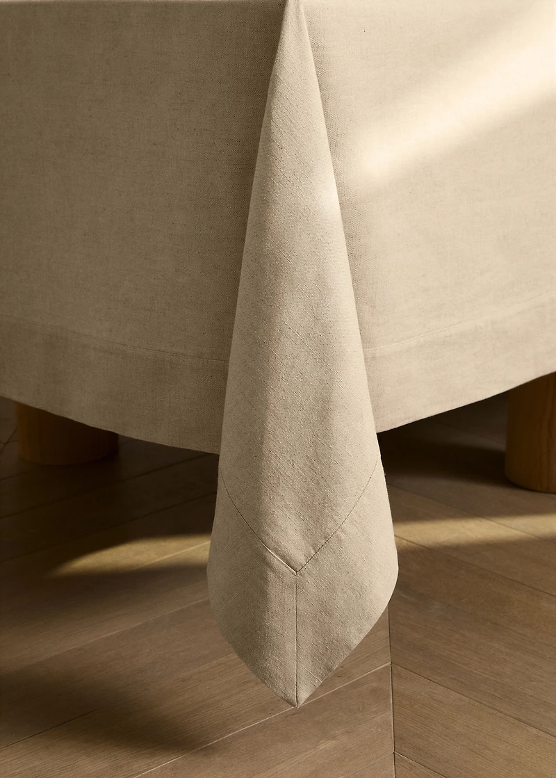 Linen tablecloth for 8 to 10 diners