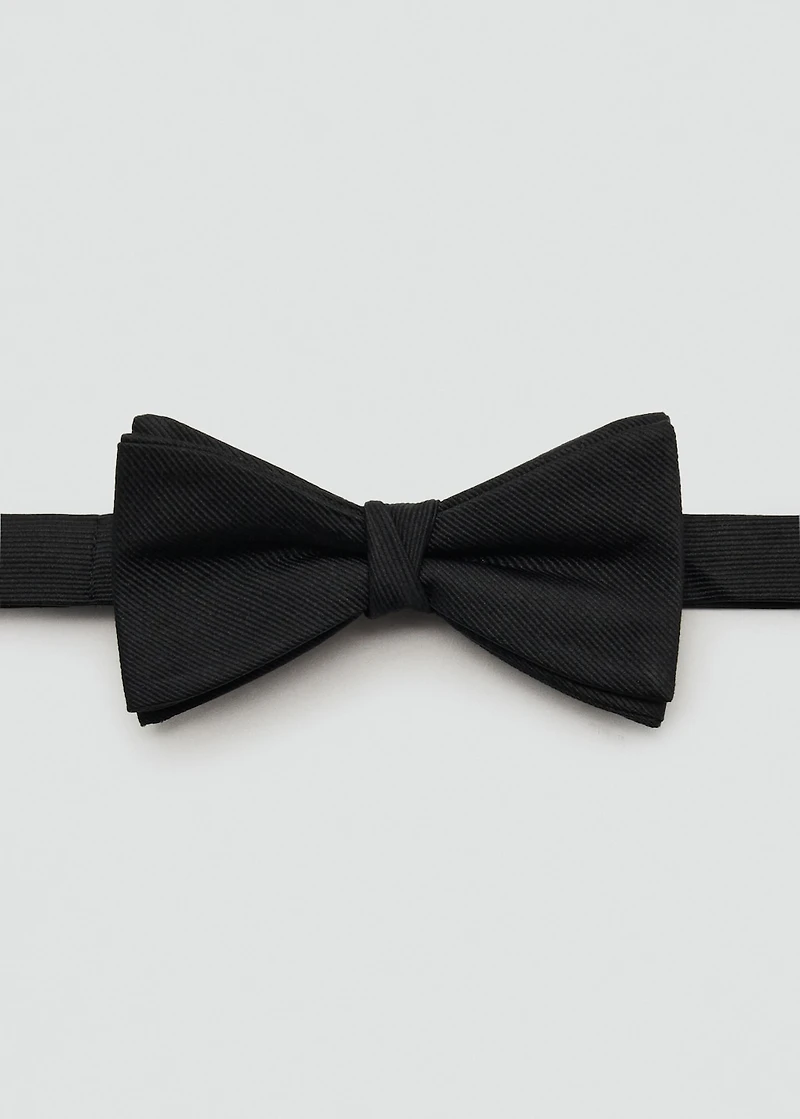 Classic bow tie with microstructure
