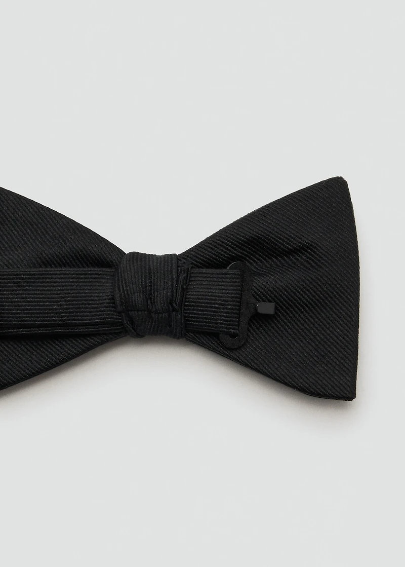 Classic bow tie with microstructure