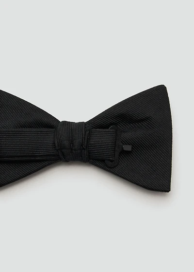 Classic bow tie with microstructure