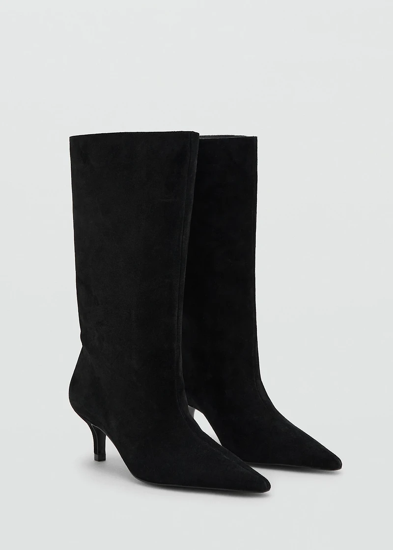 Suede ankle boots with pointed toe and heel