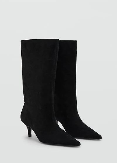 Suede ankle boots with pointed toe and heel