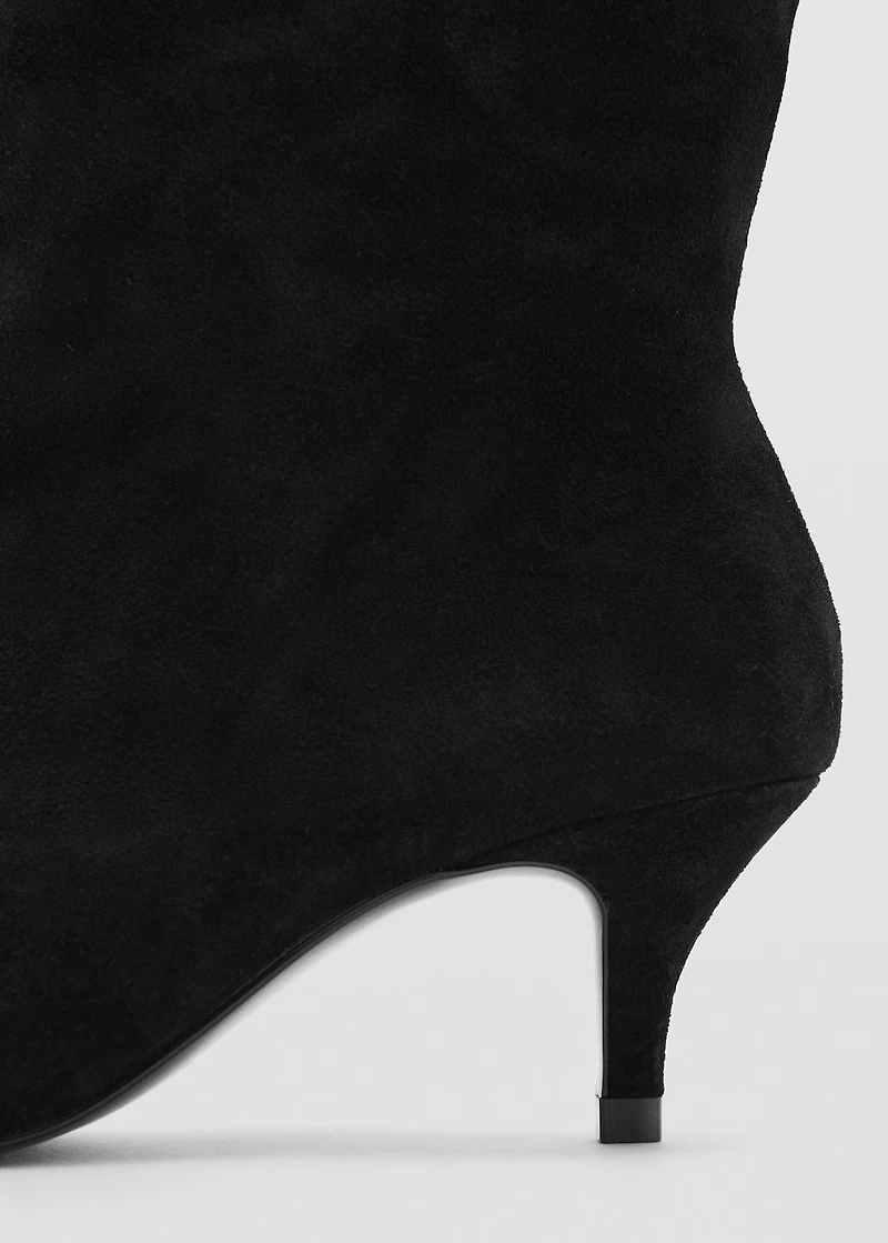 Suede ankle boots with pointed toe and heel