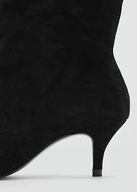 Suede ankle boots with pointed toe and heel