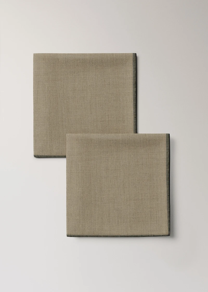 Linen napkins with contrasting overlock
