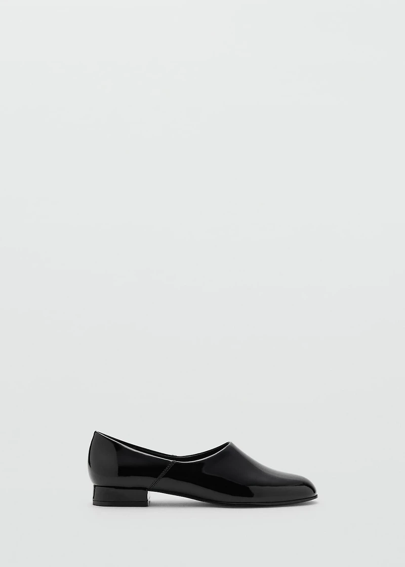 Patent leather flat shoes