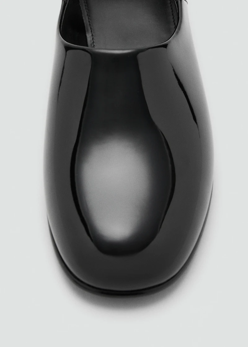 Patent leather flat shoes