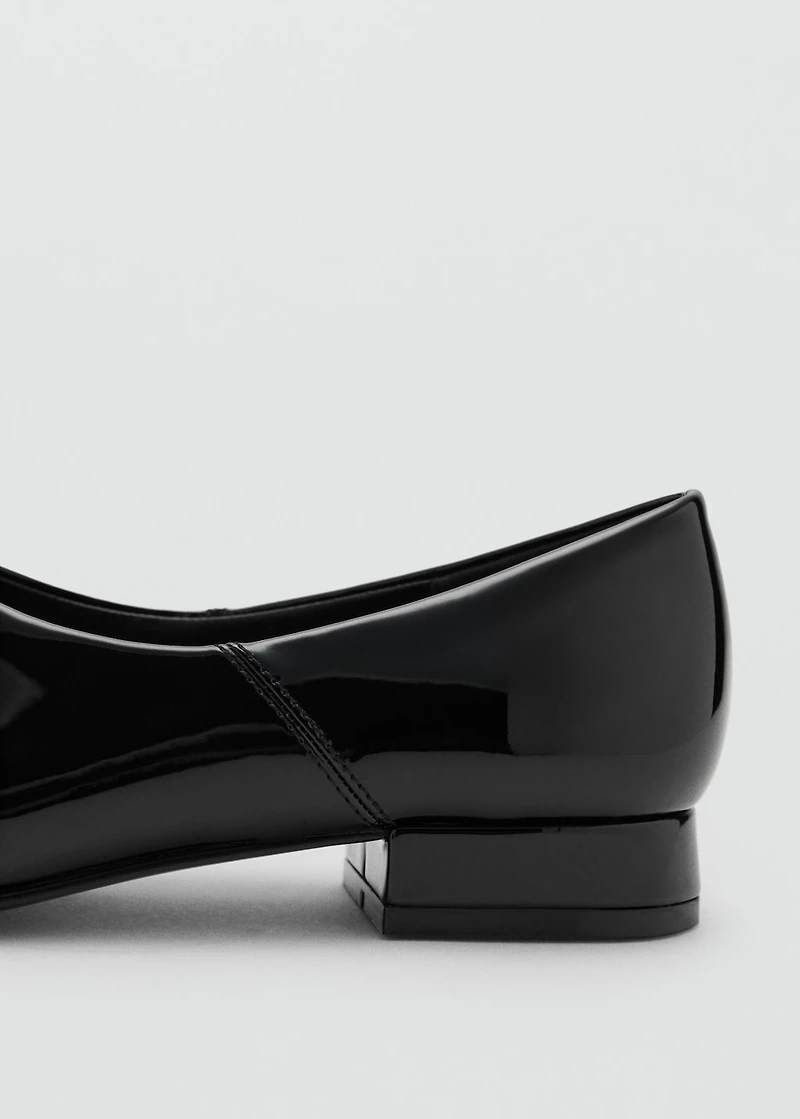 Patent leather flat shoes