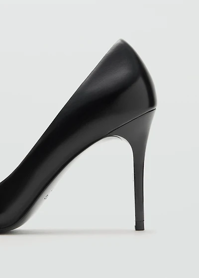 High-heeled shoes