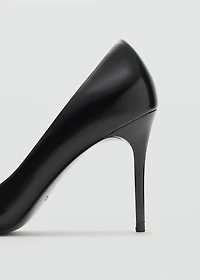 High-heeled shoes