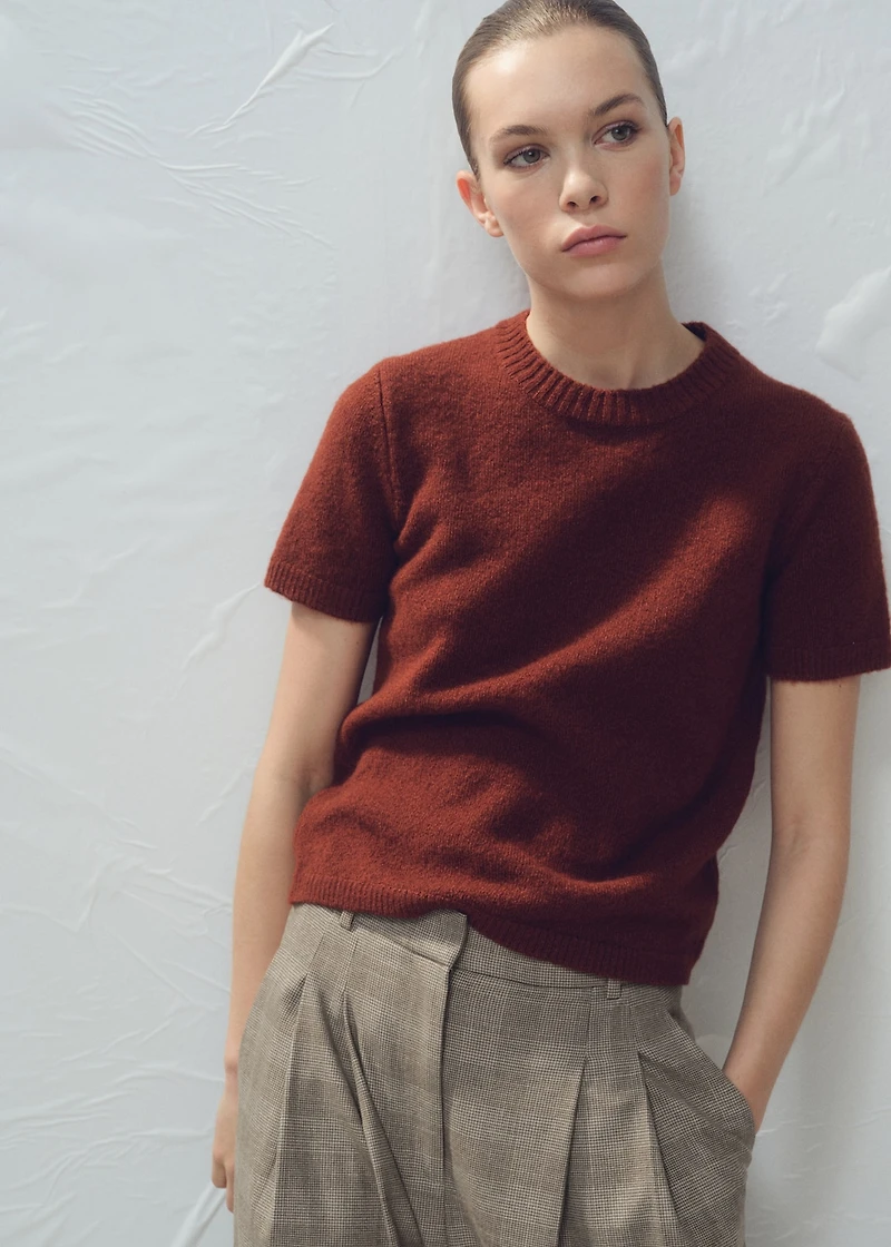 Short-sleeved knitted sweater
