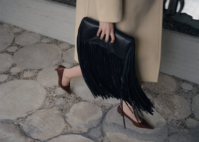 Leather handbag with fringes
